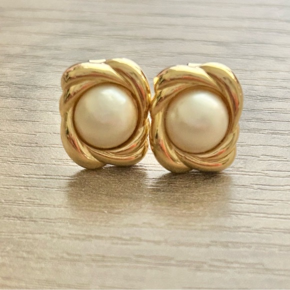 Trifari Vintage Gold and Pearl Clip On Earrings - Picture 1 of 4